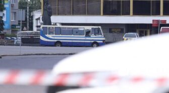 Заложники луцкого террориста рассказали об отношении к ним внутри автобуса | Алиби