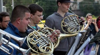 Оркестр Дніпропетровської академії музики імені Глінки влаштував благодійний концерт в самому центрі Дніпра