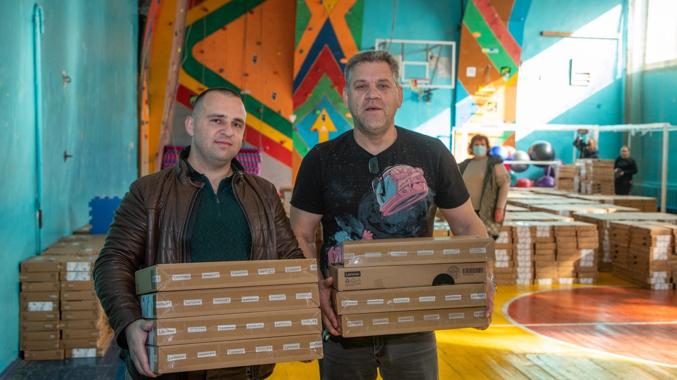 374 ноутбуки отримали заклади освіти Дніпропетровщини
